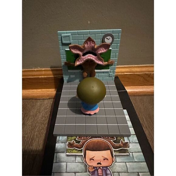 STRANGER THINGS Eleven vs Demogorgon Diorama Loot Crate Exclusive NYCC 2017 - Picture 8 of 12